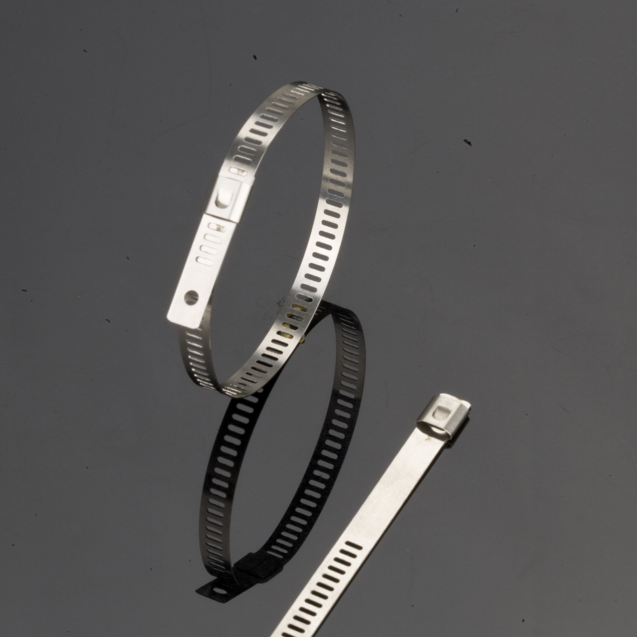 Bridas para cables de acero inoxidable: bridas sin revestimiento de bloqueo simple de escalera