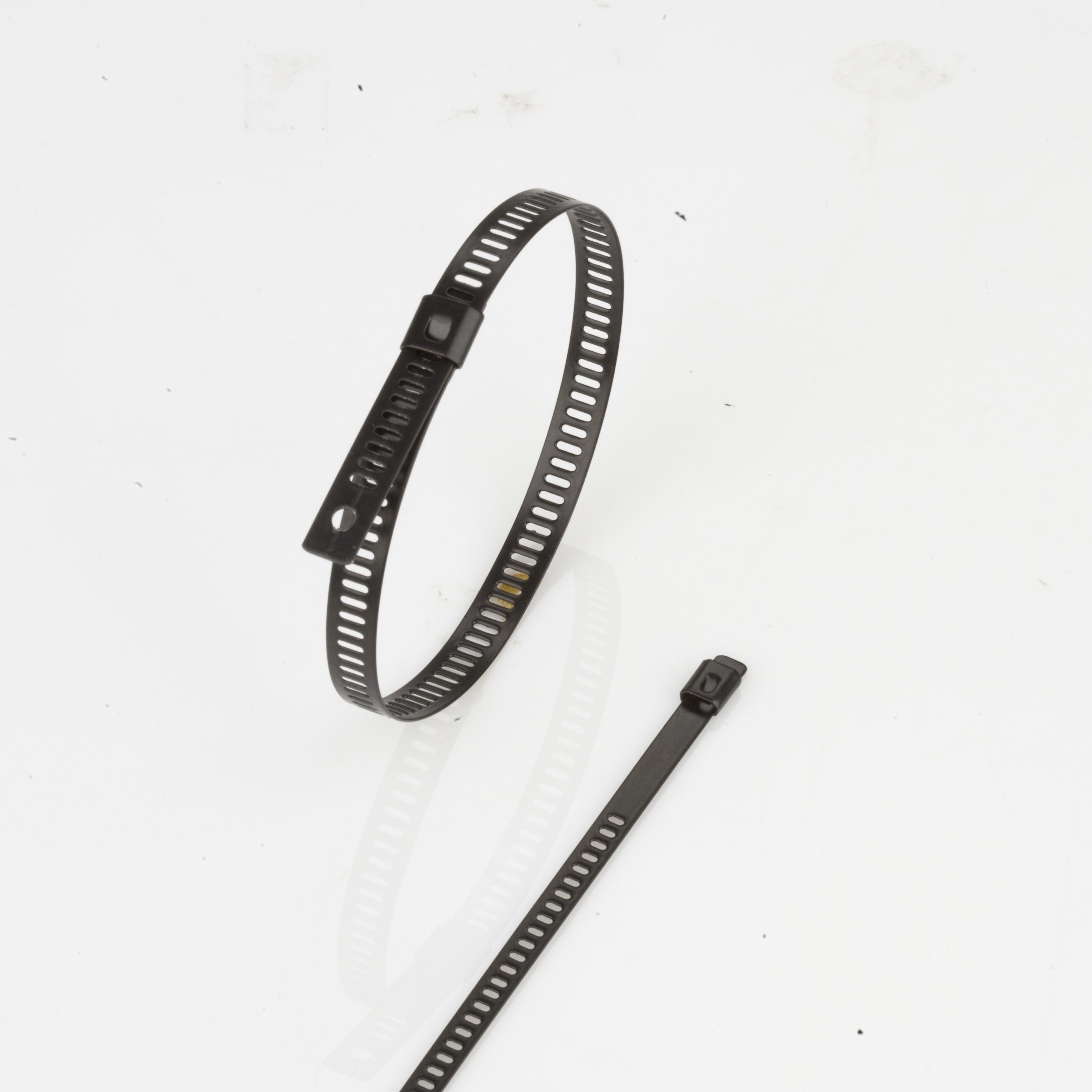 Bridas para cables de acero inoxidable: bridas recubiertas de poliéster de bloqueo simple de escalera